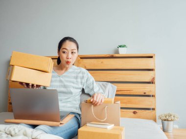 Kadın onun online mağaza müşteri için ürün gemi için hazır