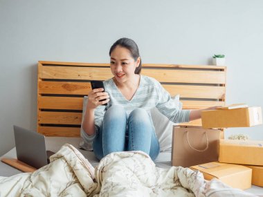 Online iş sahibi kadın almak müşteri siparişi ve kontrol 