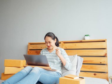 Kadın onun online iş satış ile mutlu hissediyor. Kavramı o