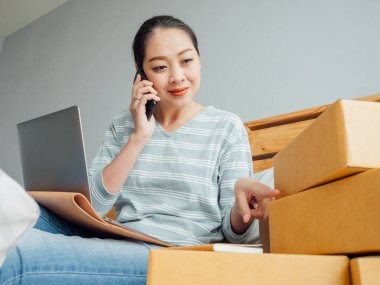 Online iş sahibi kadın almak müşteri siparişi ve kontrol 