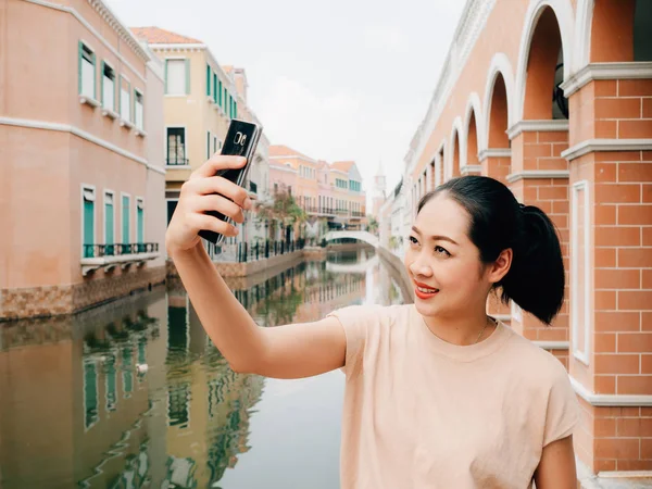 Turista mujer está tomando foto selfie desde el teléfono inteligente . —  Fotos de Stock