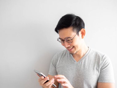 Mutlu bir adam akıllı telefon kullanıyor. Sosyal medya kullanarak kavramı 