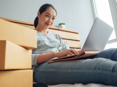 Kadın onu online satış ve hizmetler ile mutlu hissediyor. Conce