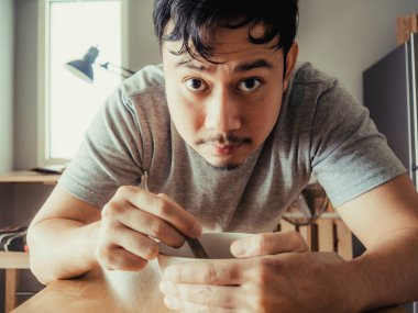 Adam kahvaltı Mısır gevreği sıkıcı bir bolw yaşıyor.