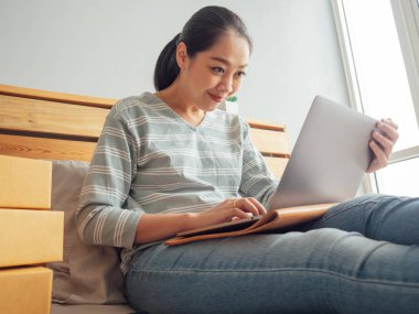 Kadın onu online satış ve hizmetler ile mutlu hissediyor. Conce