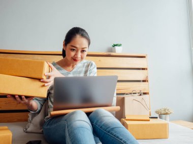 Kadın onun online mağaza müşteri için ürün gemi için hazır