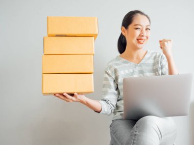 Asyalı kadın ile onun online iş satış mutlu kavramı.