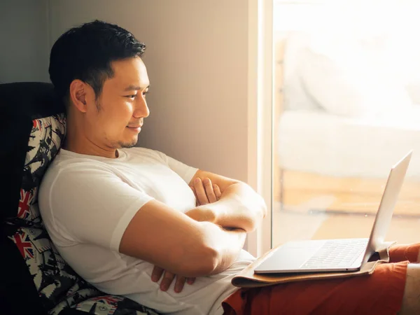 Happy Asian Man Menggunakan Laptop Dan Bersantai Sofa Pagi Hari — Stok Foto