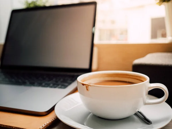 Laptop Und Eine Tasse Kaffee Mit Morgenlicht Café Konzept Der — Stockfoto