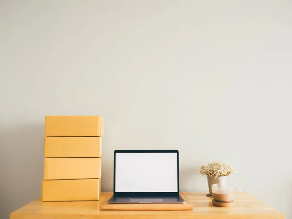 Mockup Laptop Exibição Branco Vazio Com Caixas Conceito Negócio Online — Fotografia de Stock
