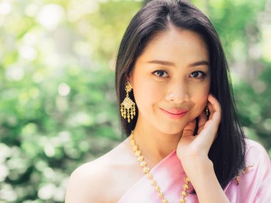 Tay Tay geleneksel custome kadında yarım vücut portresi.