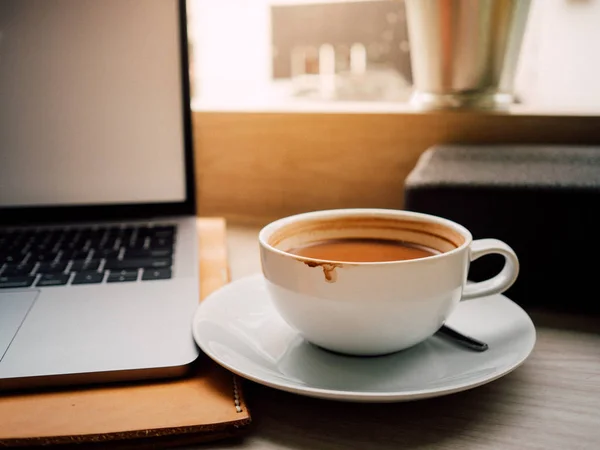 Laptop Und Eine Tasse Kaffee Mit Morgenlicht Café Konzept Der — Stockfoto