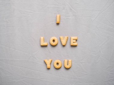 Gri arka plan üzerinde kelimelere Bicuits düzenlemek. Kavramı kelime ben