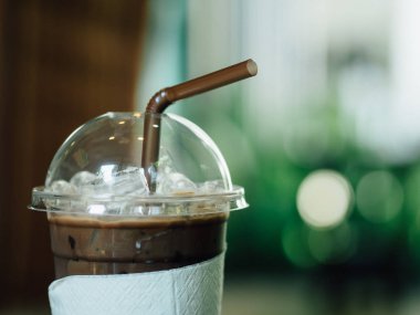 Bardaki buzlu çikolata içeceği yakın çekim.