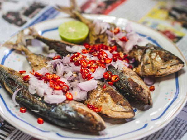 タイの伝統的な料理深いスパイシー揚げサバ — ストック写真