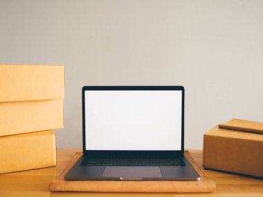 Beyaz boş mockup laptop ile kutuları görüntüler. Online iş kavramı.