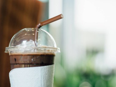 Bardaki buzlu çikolata içeceği yakın çekim.