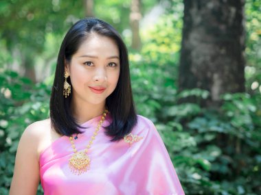 Tay geleneksel elbiseli güzel Taylandlı kadın.