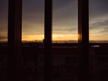 Göz önünde prisoned kavramı. Özgürlük parmaklıklar arkasında gün batımı görünümü.