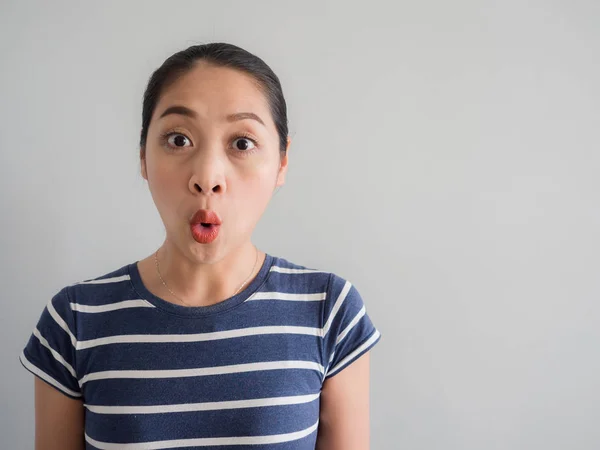 Chockad Och Fantastiska Ansikte Asiatisk Kvinna Grå Bakgrund — Stockfoto
