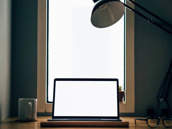 Laptop Med Vit Tom Skärm Trä Skrivbord Rummet Frilansande Office — Stockfoto