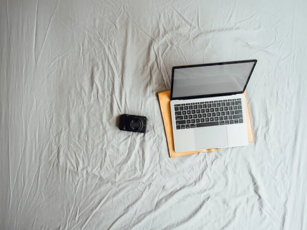 Tampilan Atas Rata Berbaring Laptop Dan Kamera Tempat Tidur — Stok Foto