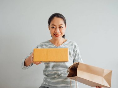 Asyalı kadın mutlu ve online purchursed ürün ve survice ile hissediyor. Mutlu online alışveriş iş kavramı.