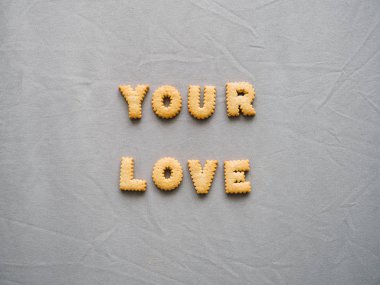 Gri arka plan üzerinde kelimelere Bicuits düzenlemek. Word Y kavramı