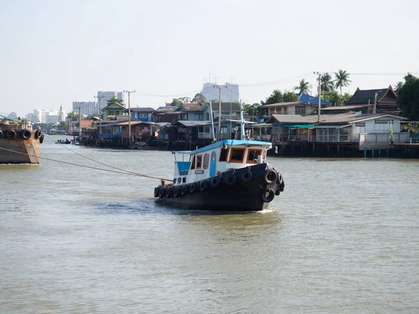 PAKKRED, NONTHABURI, TAILANDIA - 24 DE ABRIL DE 2018: Remolcador en C —  Fotos de Stock