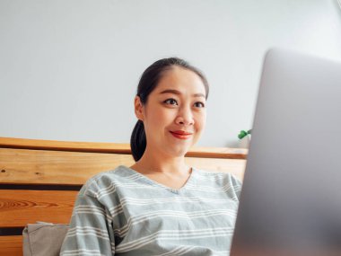 Kadın onun online iş satış ile mutlu hissediyor. Kavramı o