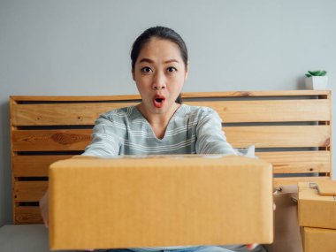 Kadın ürün kutuları ile sürpriz duygusudur.