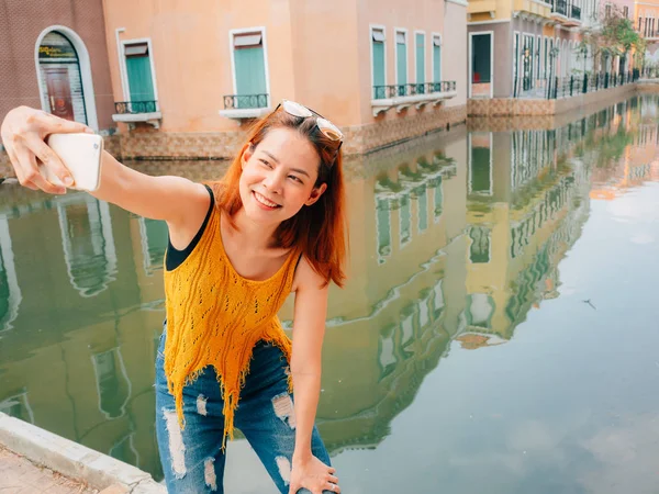 Vrouw toeristische neemt selfie foto uit de smartphone. — Stockfoto