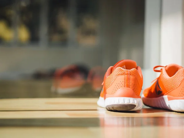 Sapatos esportivos e mulher no ginásio pela manhã . — Fotografia de Stock