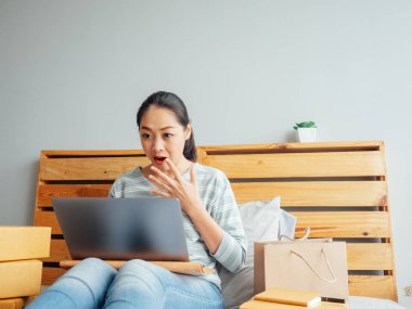 Kadın onun online iş satış ile mutlu hissediyor. Kavramı o