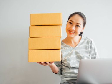 Kadın onun online iş satış ile mutlu kavramı.