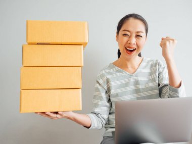 Kadın onun online iş satış ile mutlu kavramı.