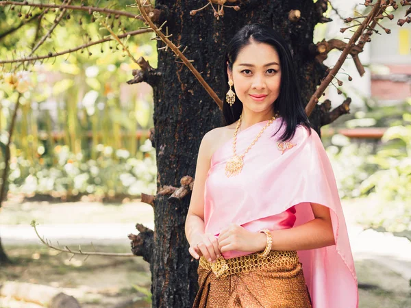 Tajski Kobieta Tradycyjnym Stroju Tajski Stać Ogrodzie — Zdjęcie stockowe