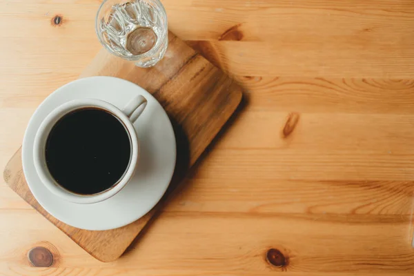 Taza caliente de café Americano en escritorio de madera . — Foto de Stock