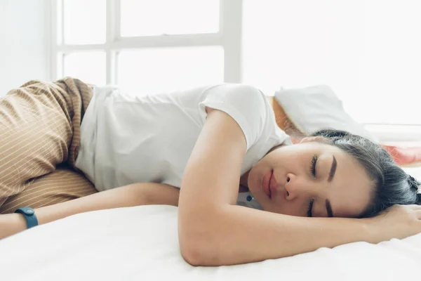 아시아 여성 이 하얀 아늑 한 침대에서 자고 있습니다. — 스톡 사진