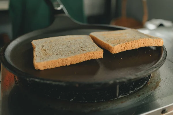 Hacer receta de panes de ajo en la cocina . — Foto de Stock