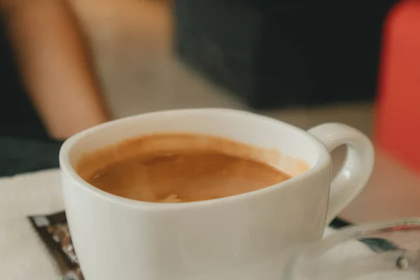 Secangkir kopi panas putih di kafe. Konsep aroma dan rileks . — Stok Foto