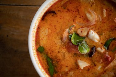 Tom Yam Goong veya Tayland karidesi baharatlı hindistan cevizi sütü çorbası.