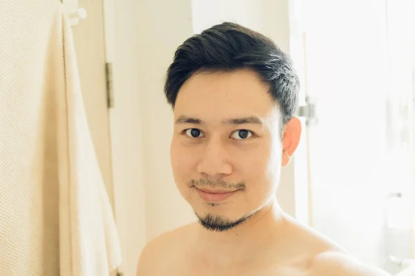 Selfie ritratto di uomo felice in bagno . — Foto Stock