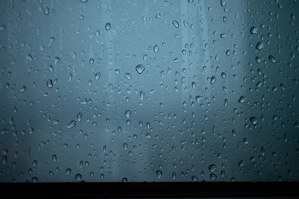 Regen loopt door de ramen van de condominium kamer. — Stockfoto