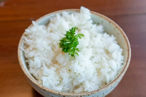 Kleine kom witte rijst met groente erop versierd. — Stockfoto