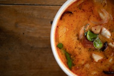 Tom Yam Goong veya Tayland karidesi baharatlı hindistan cevizi sütü çorbası.