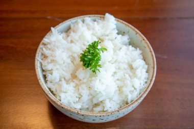 Üstünde sebze süsleri olan küçük bir kase beyaz pirinç..