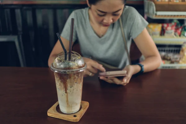 Wanita menggunakan smartphone di kafe kopi . — Stok Foto