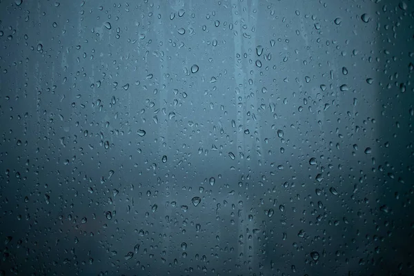 Las lluvias corren a través de las ventanas de la habitación del condominio . — Foto de Stock