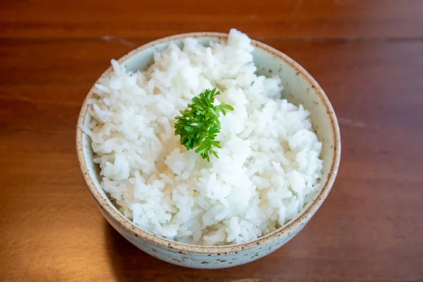 Kleine kom witte rijst met groente erop versierd. — Stockfoto